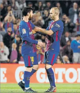  ?? FOTO: PEP MORATA ?? Andrés Iniesta cedió el brazalete de capitán a Leo Messi al ser sustituido