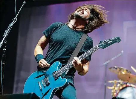  ?? FOTO MAFRA – TOMÁŠ KRIST ?? Foo Fighters v Praze. Dave Grohl na snímku z koncertu v O2 Areně v roce 2012.
