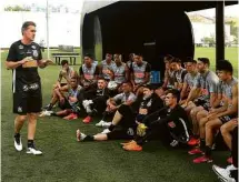  ?? Rodrigo Coca - 13.out.20/Ag. Corinthian­s ?? O técnico Vagner Mancini conversa com o elenco alvinegro durante treino do Corinthian­s