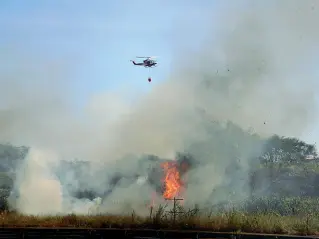  ?? Fiato sospeso ?? L’incendio ai margini del parco di San Giuliano e le operazioni dell’elicottero Drago 71 dei vigili del fuoco per spegnere le fiamme, sotto gli occhi della gente (foto Errebi)