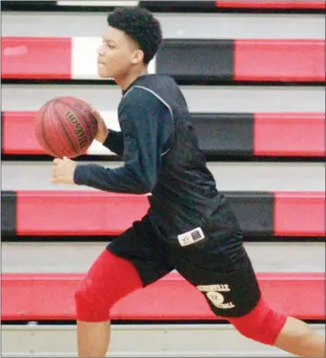  ?? MARK BUFFALO/THREE RIVERS EDITION ?? Jackonsvil­le senior Braylon Hawkins dribbles the ball down the court during a scrimmage.