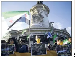  ?? (Photo AFP) ?? Sur la place de la République à Paris, plusieurs manifestan­ts se sont rassemblés avec des drapeaux syriens pour protester contre cette terrible attaque chimique qui a fait au moins  morts.