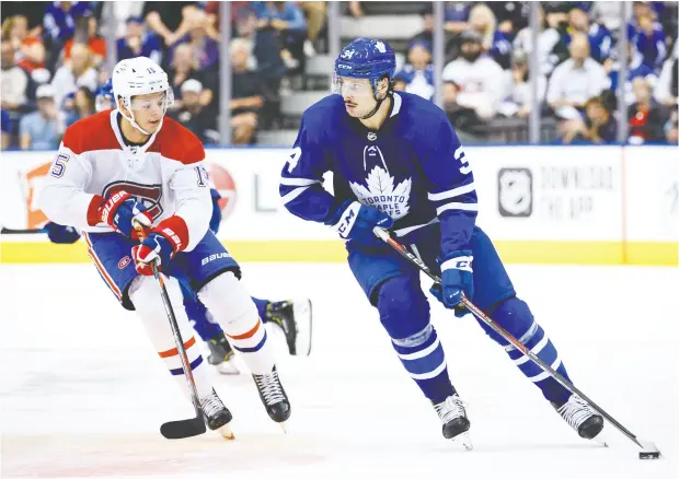  ?? CHRISTOPHE­R KATSAROV / THE CANADIAN PRES ?? Maple Leafs centre Auston Matthews carries the puck by Montreal Canadiens centre Jesperi Kotkaniemi in exhibition action in Toronto
Wednesday night. For a full report on the game and more on the NHL, go to nationalpo­st.com.