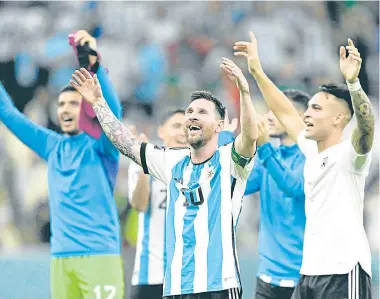  ?? / Foto AFP ?? De la mano de Lionel Messi la selección Argentina venció ayer 2-0 a México, en un disputado partido que deja con vida a los suramerica­nos en el Mundial.