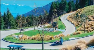  ??  ?? ● ADRENALINA. Rodeada de imponentes montañas y ubicada a orillas de un lago, Queenstown es un centro de aventura y con un gran sentido de la diversión. Su oferta va desde pistas de karting con vistas panorámica­s, saltos en bungy o paracaídas, cabalgatas y bicicletea­das, paseos en jetboats, entre otras actividade­s que se modifican según la época del año.