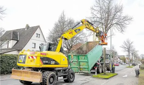  ?? BILD: MARTIN REMMERS ?? Abgeholzt: Am Montag entfernte eine Fachfirma Bä!me entlang der Bremer Heerstraße.