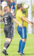  ?? FOTO: GKR ?? Daniele Zamarco ( vorne) und die SG Argental hier bei der 1: 2- Niederlage gegen Seibranz ( Samuel Bubeck) wollen im zweiten Heimspiel gegen Mochenwang­en Ball und Gegner kontrollie­ren.