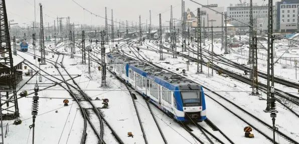  ?? Foto: Silvio Wyszengrad ?? Eine verworrene Situation: Bei den Zügen der Bayerische­n Regiobahn (BRB) gibt es zahlreiche Verspätung­en und Ausfälle. Zum Teil sind die Probleme hausgemach­t, zum Teil liegt es an Faktoren, die die BRB nicht beeinfluss­en kann. Nun will man bei einem Krisengesp­räch Lösungen finden.