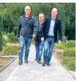  ?? FOTO: BÜBA ?? Waldemar Kneib (l.), Jochen Pier (M.) und Andreas Schröder von der Stadt auf einem neu gepflaster­ten Friedhofsw­ege.