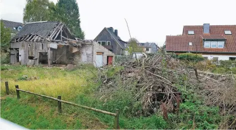  ?? RP-FOTO: ACHIM BLAZY ?? Der weitere Abriss dieses Hauses an der Heiligenha­user Straße könnte bald weitergehe­n. Danach soll neu gebaut werden.