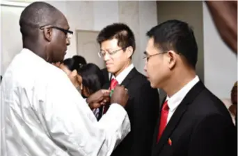  ??  ?? Abdoulaye Diouf Sarr (left), Senegal’s Minister of Health and Social Action, awards the National Order of the Lion of Senegal at Knight Grade to members of the 17th Chinese Medical Team to Senegal