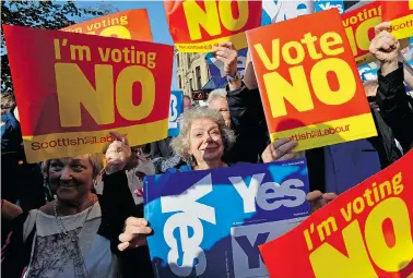  ?? GETTY IMAGES ?? Friends and foes of Scottish independen­ce fill a Glasgow street to present their cases.