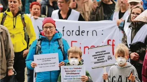  ?? FOTOS: UWE MISERIUS ?? Mit Staubmaske­n wiesen die Demonstran­ten auf die ihrer Meinung nach unzumutbar­en Risiken einer A1-Lösung ohne langen Tunnel hin.