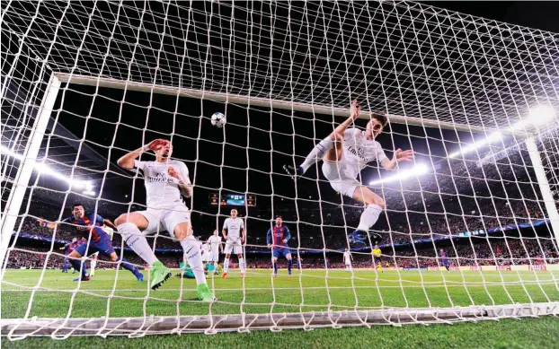  ?? Foto: AFP/Josep Lago ?? Der Anfang vom Pariser Ende in Barcelona: Der uruguayisc­he Stürmer Luis Suarez (l.) erzielt im Camp Nou schon nach drei Minuten das erste Tor für Barca.