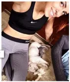  ??  ?? HUNDEBABY NEUES FAMILIENMI­TGLIED Vanessa mit ihrem niedlichen Mops Ikaro. Das Selfie hat die Sängerin BUNTE geschickt