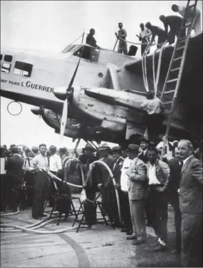  ?? DR/COLL.B.BOMBEAU DR/ COLL. B.BOMBEAU ?? Une foule de personnali­tés attend le Laurent-Guerrero au matin du 22 novembre à Buenos Aires. Mais Codos ne s’est posé que pour se ravitaille­r. Le ministère de l’Air a donné son feu vert pour prolonger le périple jusqu’à Santiago du Chili.