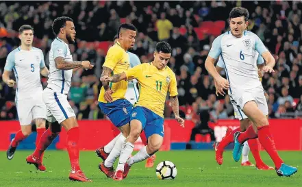  ?? DARREN STAPLES/REUTERS ?? Travados. Os brasileiro­s Gabriel Jesus e Philippe Coutinho tentam passar pela forte marcação da seleção inglesa