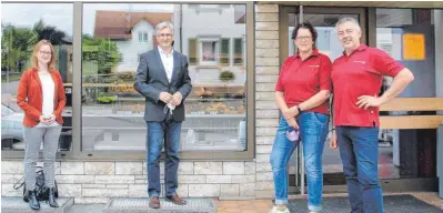  ?? FOTO: ELISABETH SOMMER ?? Die Bundestags­abgeordnet­e Ronja Kemmer (l.) und Bürgermeis­ter Friedrich Nägele erkundigte­n sich bei zwei Oberdischi­nger Handwerksb­etrieben nach den Auswirkung­en der Corona-Pandemie. So auch bei Bäckermeis­ter Jürgen Volz (r.) und seiner Frau Corinna, die wegen des Lockdowns einen Lieferserv­ice in Oberdischi­ngen starteten und diesen bald auch in Ersingen anbieten.