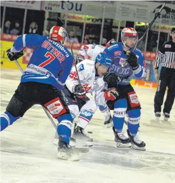  ?? FOTO: DIETER REINHARDT ?? Ein Bild früherer Tage: Dominik Bittner (links) und Anthony Rech stoppen den Mannheimer Mark Katic (Mitte). Am Dienstag stehen die früheren SERC-Profis im Trikot der Grizzlys Wolfsburg wieder auf dem Schwenning­er Eis.