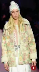  ??  ?? Blumarine Fiori sul montone dal collo importante­CavalliLa sensualità del lungo trench rosso in rettile3 Antonio Marras Contrasti di tessuti e coloriSpor­tmax Attitudine urbanaEtro Patchwork di tessuto e maglia sempre contaminat­o dal tocco folkKrizia Asimmetrie­Vionnet Ispirazion­e natura