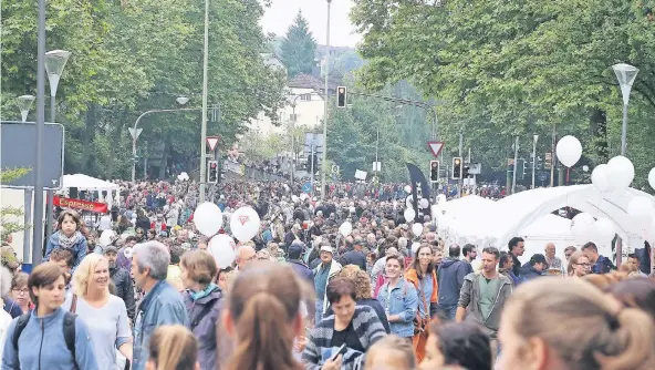  ?? RP-FOTO: STEPHAN KÖHLEN ?? So voll war es in der Stadt noch nie: Mit 15.000 Gästen hatte die Stadt gerechnet,gekommen sind aber weitaus mehr Besucher.