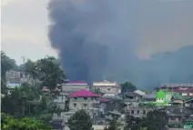  ?? Romeo Ranoco / Reuters ?? Smoke envelops Moncado Colony as Philippine troops continue their assault on extremists in Marawi city.