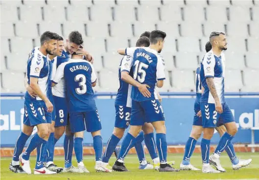  ?? VALENTÍ ENRICH ?? Los jugadores del Sabadell felicitan a Adri Cuevas tras el primer gol del conjunto catalán ante el Rayo Vallecano.