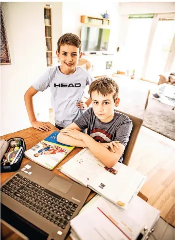  ?? FOTO: ANDREAS ENDERMANN ?? Neuer Alltag in Corona-zeiten: Vincent (l.) und Tristan bei der Arbeit im Homeoffice. Wann und in welcher Form sie an ihre Schulen zurückkehr­en können, ist noch völlig offen.