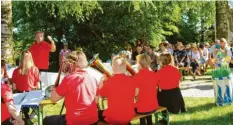  ??  ?? Die Ohrenwecke­r spielten am Wasserturm zehn weitere Melodien für den Geburtstag­sstrauß der Stadt. Foto: Ingeborg Anderson