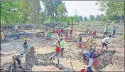  ?? ANI FILE ?? ■
Workers at a constructi­on site in Seoni, MP, on May 19.