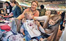  ??  ?? Svenja Kahlke-Kreitzberg, Lotta und Inga Henning (v. li.) beim Aussuchen und Anprobiere­n RP-Foto: Ralph Matzerath