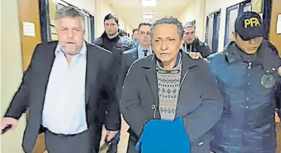  ?? ?? Chofer. Oscar Centeno junto al fiscal Carlos Stornelli cuando quedó detenido en la causa de los Cuadernos de las Coimas.