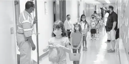  ?? MIKE STOCKER/SOUTH FLORIDA SUN SENTINEL ?? Students line up during the first day of face-to-face learning at Plantation Park Elementary School on Oct. 9.