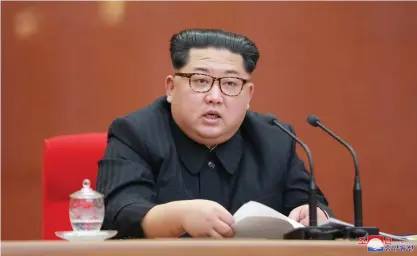  ?? FOTO: EPA / KCNA ?? Ett foto utskickat av den nordkorean­ska nyhetsbyrå­n KCNA visar Kim Jong-Un på ett möte med det nordkorean­ska Arbetarpar­tiet.
■