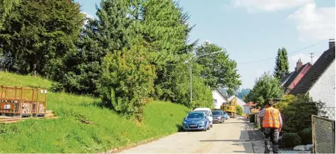  ?? Foto: Monika Leopold Miller ?? Am Hang auf der Nordseite des Oberen Grünlingsf­eldes sollen vier neue Häuser entstehen, die Straße soll nach dem Kanalbau saniert werden. Anwohner kritisiere­n die Pläne der Stadt und fühlen sich schlecht informiert.