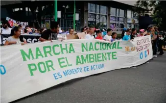  ?? JEFFREY ZAMORA ?? Este domingo decenas de personas participar­on de la marcha nacional por el ambiente, la cual recorrió las calles principale­s en San José.