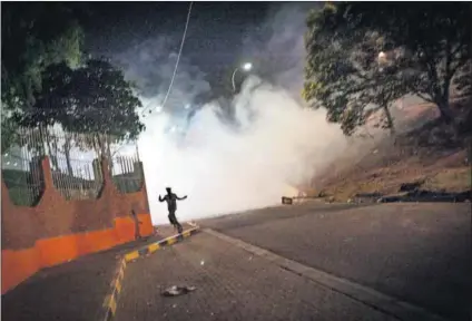  ?? Photos: Daylin Paul ?? Stand-off: A student flees from the University of Johannesbu­rg’s Doornfonte­in campus after security personnel used force to suppress students this week (above). The confrontat­ion happened after protesting students tried to force their way on to the...