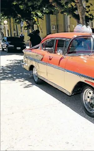  ??  ?? EL DIA SOÑADO. Un Chevrolet Bel Air rojo hizo ayer de coche nupcial para la