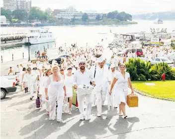  ?? SUPPLIED ?? Diner en Blanc, seen here in Victoria, has been held in numerous Canadian cities. It comes to Edmonton July 17.