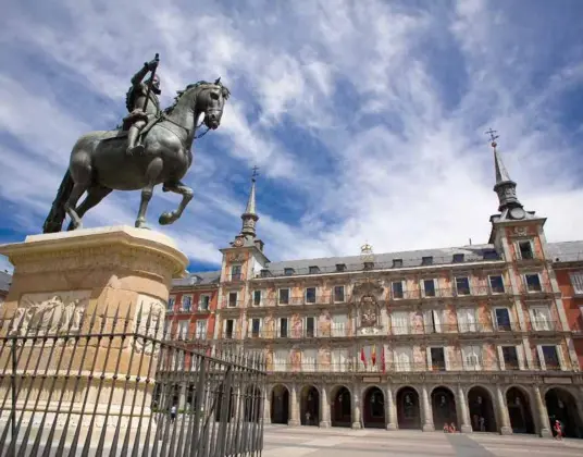  ?? ?? Beyond Madrid’s grand architectu­re, from the Gran Via (top left), to the Plaza Mayor (above) and Puerta del Sol (below right) find art at the Prado (left), 18th century restaurant Botin (top right) and classic cafes