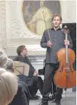  ?? FOTO: DRS ?? Der schwedisch- dänische Cellist Andreas Brantelid - hier mit seinem Stradivari- Cello von 1707 - moderierte vor allem den ersten Teil des höchst eindrucksv­ollen Konzerts im Weißenauer Festsaal.