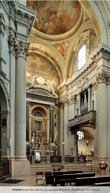  ??  ?? INTERIOR de Santa Maria della Vita, con el grupo escultóric­o de Niccolò dell’arca al fondo a la derecha.