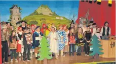  ?? FOTO: JENS GESCHKE ?? Zwerge, Könige, Feen und Elfen stehen beim Ball in Seitingen-Oberflacht auf der Bühne.