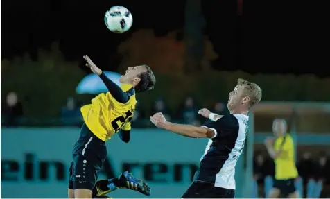  ?? Foto: Marcus Merk ?? Daniel Biehal (links) und der TSV Gersthofen setzten mit einem 2:0 Sieg im Spitzenspi­el gegen den TSV Meitingen (rechts Matthias Schuster) ihren Höhenflug fort. In allen 15 Spielen der Vorrunde blieben die Schwarz Gelben ungeschlag­en und sicherten sich...