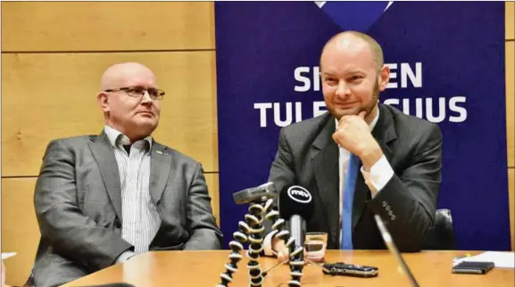  ?? SPT ?? HOPPAS. Blå framtids ordförande Sampo Terho (till höger) och arbetsmini­ster Jari Lindström presentera­de partiets visioner inför vårens valkampanj­er.