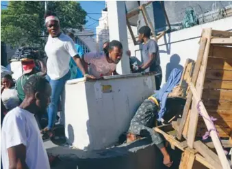  ?? AP ?? La violencia sigue cobrando víctimas en Haití. Ayer, en Puerto Príncipe, los hechos sangriento­s continuaro­n.