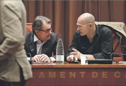  ?? JORDI PLAY ?? Artur Mas y Raül Romeva presidiero­n ayer la nueva reunión del grupo de Junts pel Sí en el Parlament