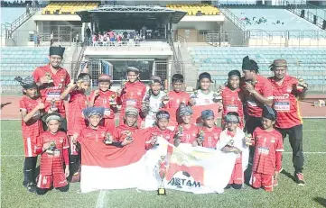  ??  ?? UNDER-11 CHAMPIONS: Players and officials of Astam SS of Indonesia celebrate their victory.