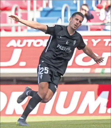  ??  ?? LIBERACIÓN. Alegría celebra en Los Pajaritos su primer gol como sportingui­sta.