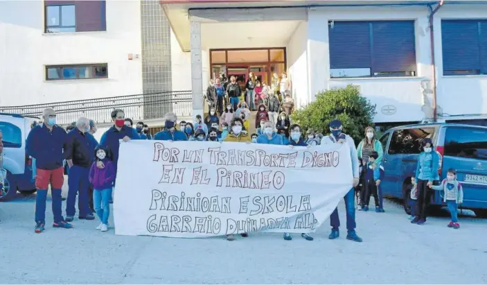  ?? Foto: P. Carballo ?? Imagen de la última concentrac­ión de familias y escolares en la escuela de Garralda en el inicio de este curso.